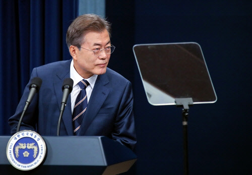 문재인 대통령이 27일 청와대 춘추관 대브리핑실에서 전날 김정은 북한 국무위원장과 가진 제2차 남북정상회담 결과를 발표한 뒤 기자들의 질문을 경청하고 있다. 연합뉴스